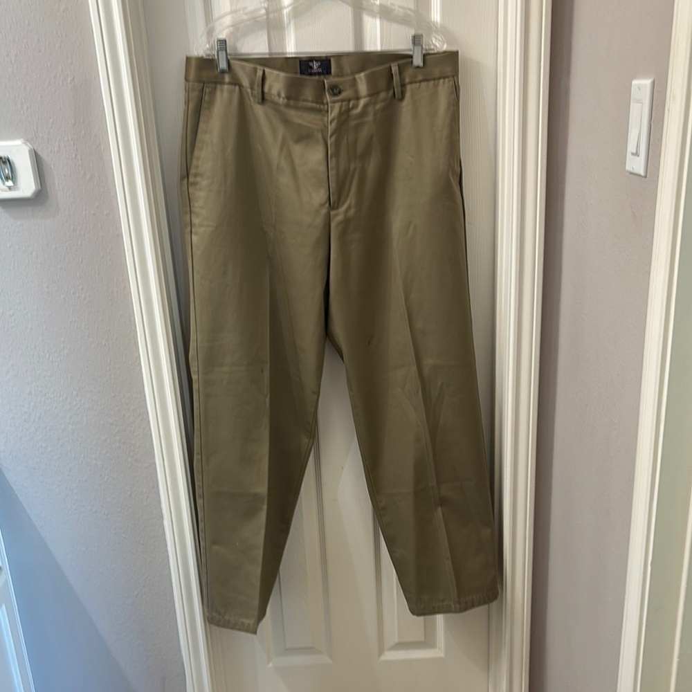Men's Dockers signature Khaki pants. Size 36x30. Classic tan. Flaws as shown.